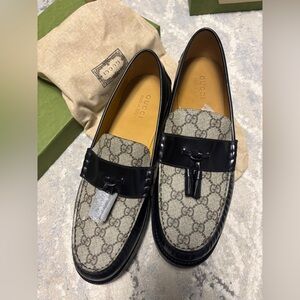 Gucci Mens GG Logo Leather Loafers Shoes Black/Beige Style number 673817